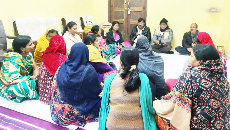 शोकाकुल परिवार से मिलने पहुंचीं सांसद गोमती