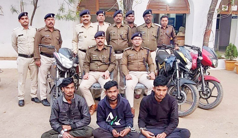 बाइक चोरी के आरोप में दो नाबालिग सहित 5 गिरफ्तार बाइक चोरी के आरोप में दो नाबालिग सहित 5 गिरफ्तार