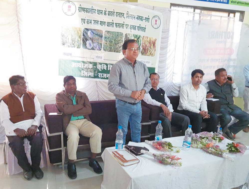 फसल चक्र परिवर्तन की शुरूआत, किसानों को प्रशिक्षण फसल चक्र परिवर्तन की शुरूआत, किसानों को प्रशिक्षण