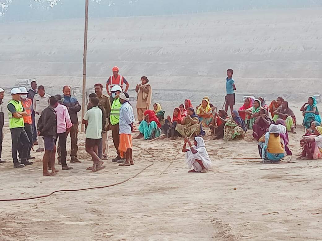 भारी ब्लास्टिंग से घरों में दरारें