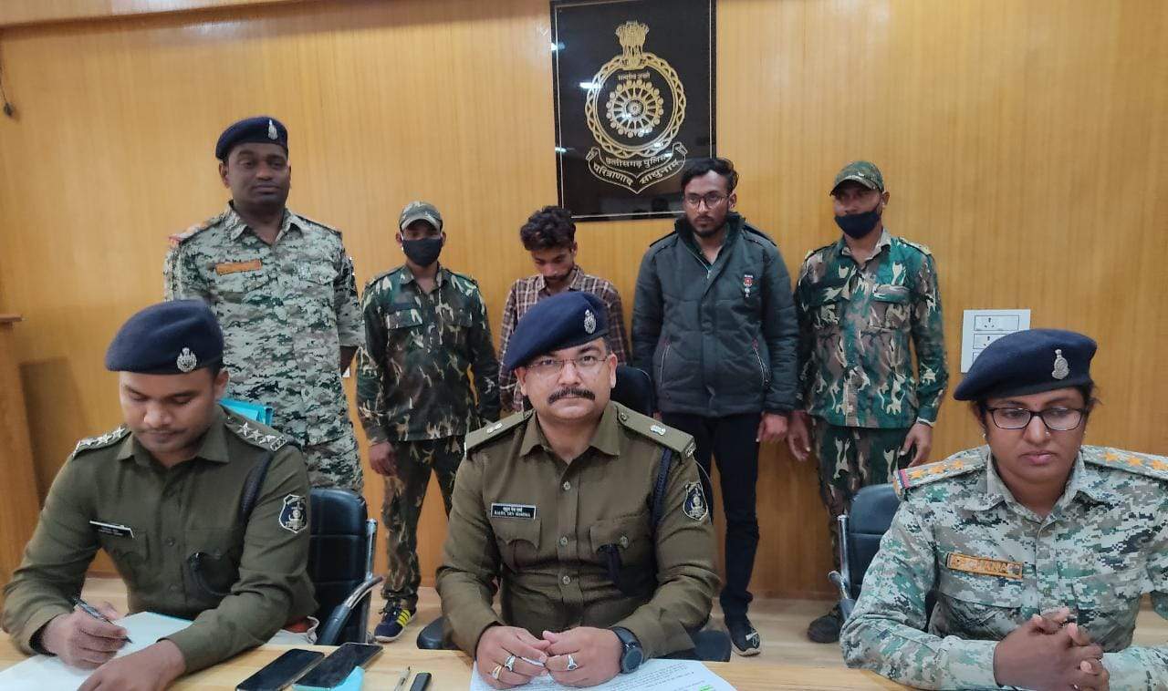 बस्तर फाईटर में नौकरी लगाने के नाम पर ठगी, 2 बंदी