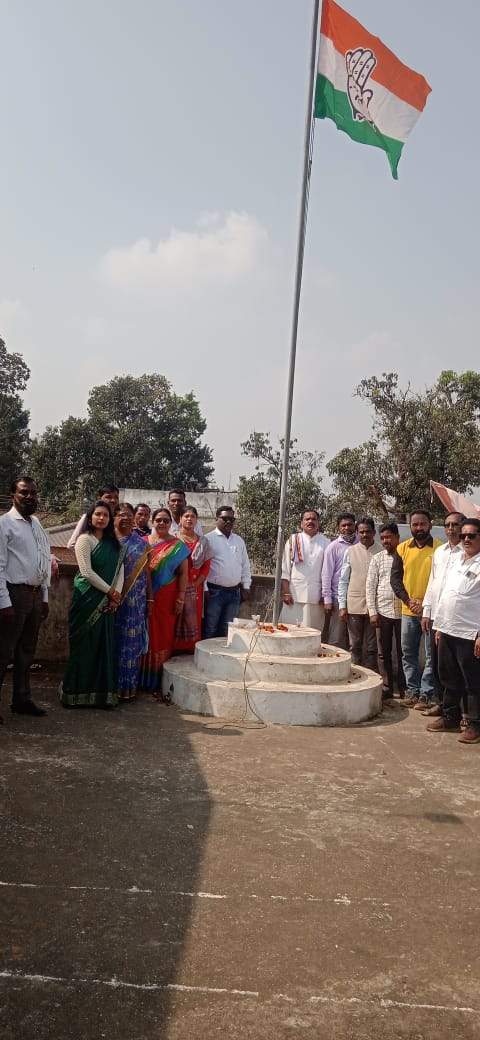 कांग्रेस स्थापना दिवस पर पार्टी का झंडा फहराया