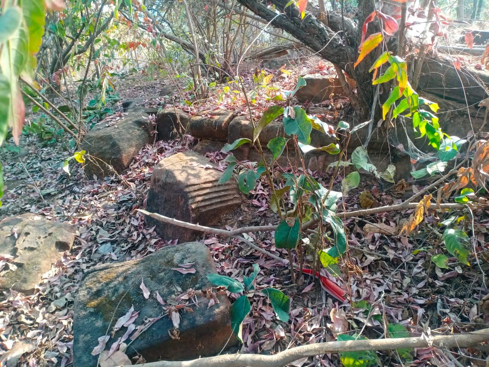 सतबहिनी पहाड़ पर पत्थरों के ऊपर बनी कलाकृति अधूरे निर्माण को प्रदर्शित करती है