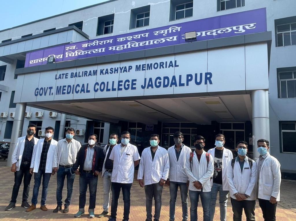 मेकाज के जेआर के साथ ही इंटर्न ने मनाया ब्लैक डे