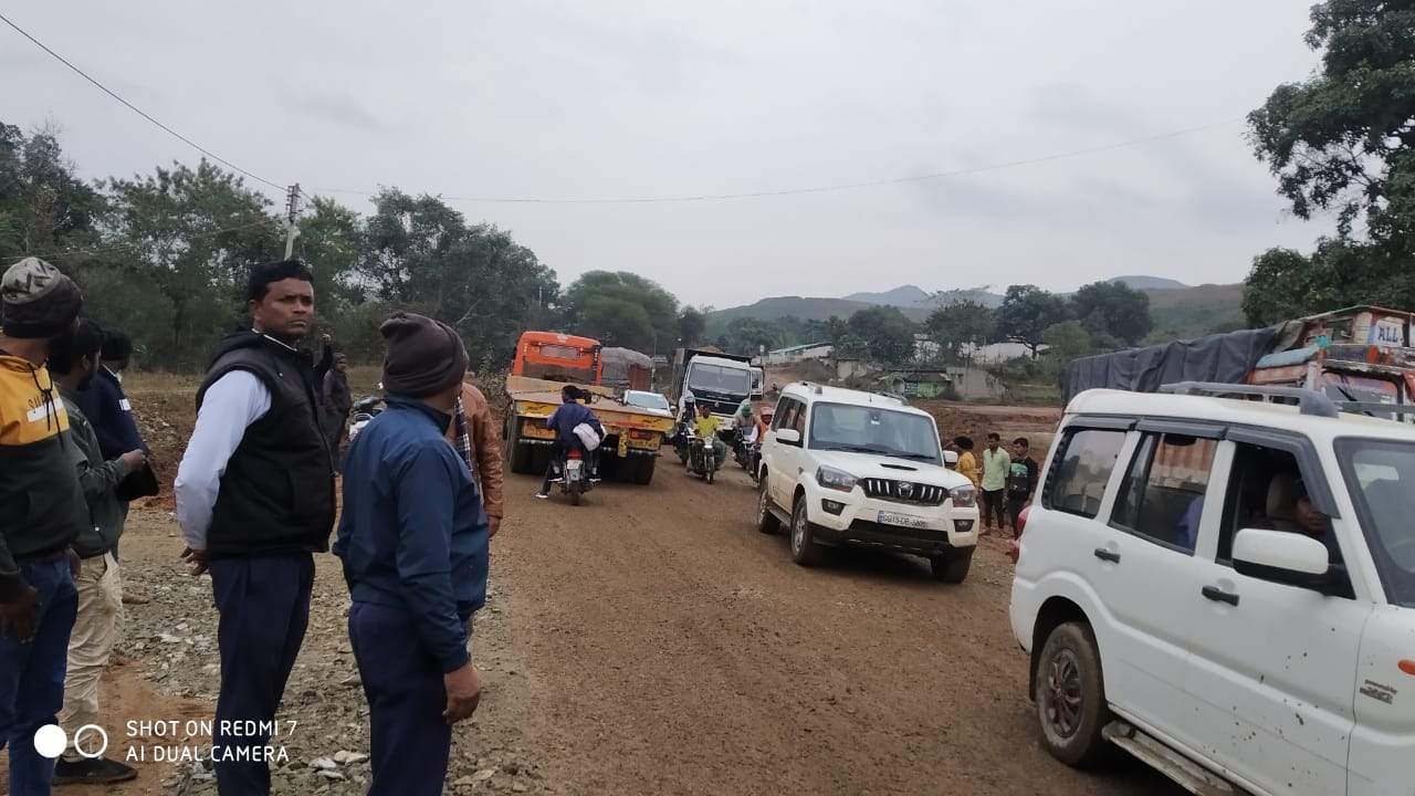 मूसलाधार बारिश, कीचड़ में वाहन फंसने से हाइवे घंटों जाम