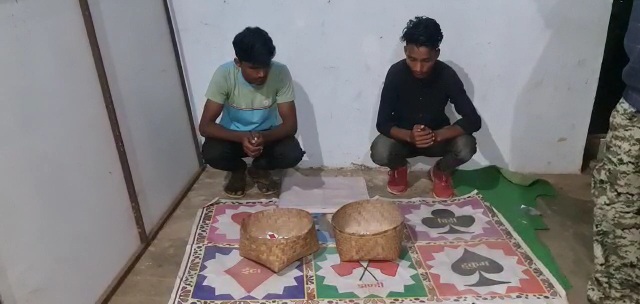 बाजार में खुडख़ुडिय़ा जुआ खेलाते 2 गिरफ्तार