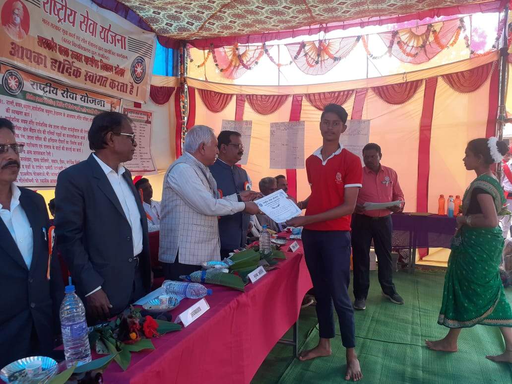 एनएसएस का सात दिनी शिविर बड़ेकनेरा में, विजेता पुरस्कृत