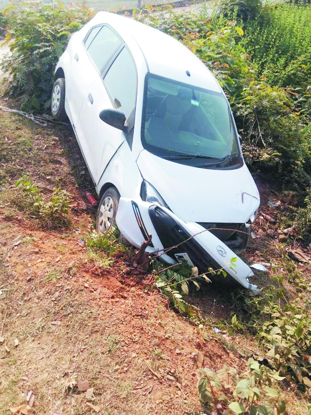 कार-बाइक में टक्कर, 2 घायल