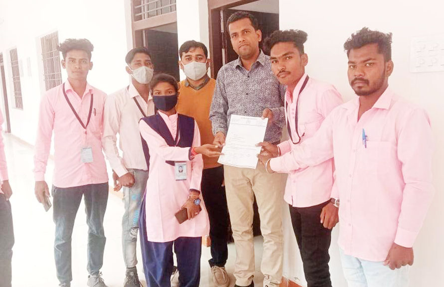 एनएसयूआई के छात्रों ने एक दिन में सौंपे दो ज्ञापन