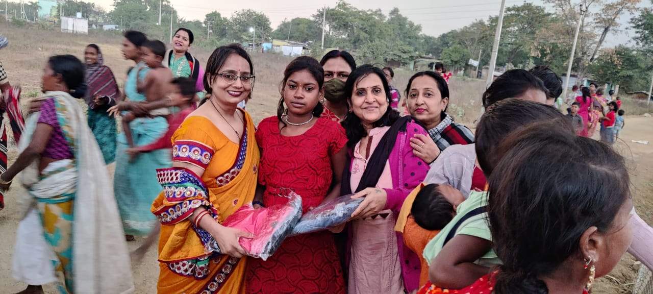 अभामा महिला ने बांटे कंबल, शाल व कपड़े