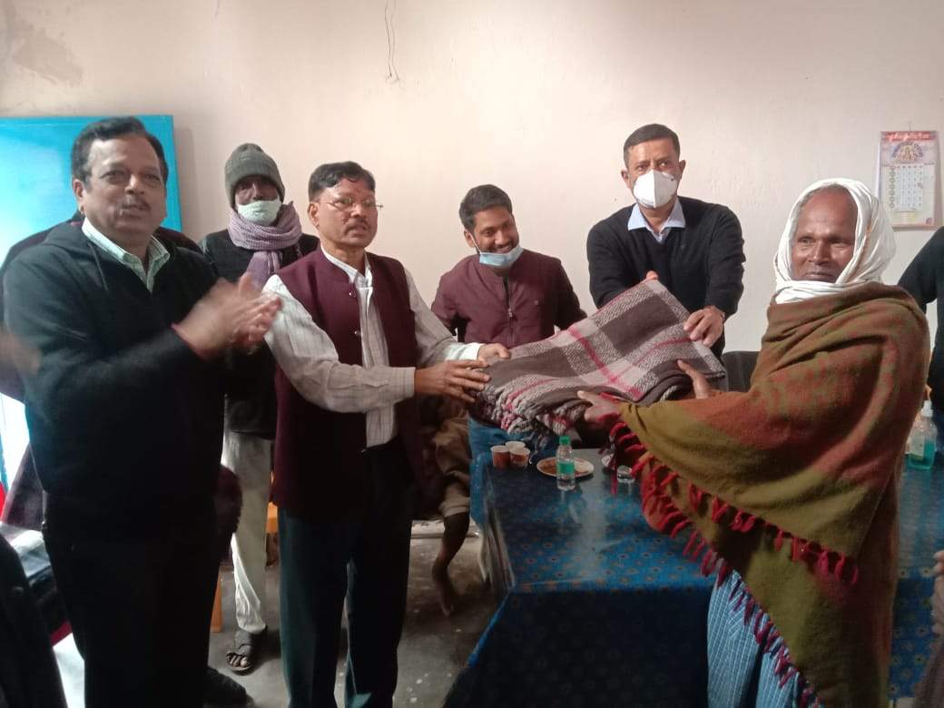 अदाणी फाउंडेशन ने जरूरतमंदों को बांटे कंबल