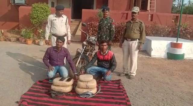 बाइक से गांजा तस्करी, 2 गिरफ्तार