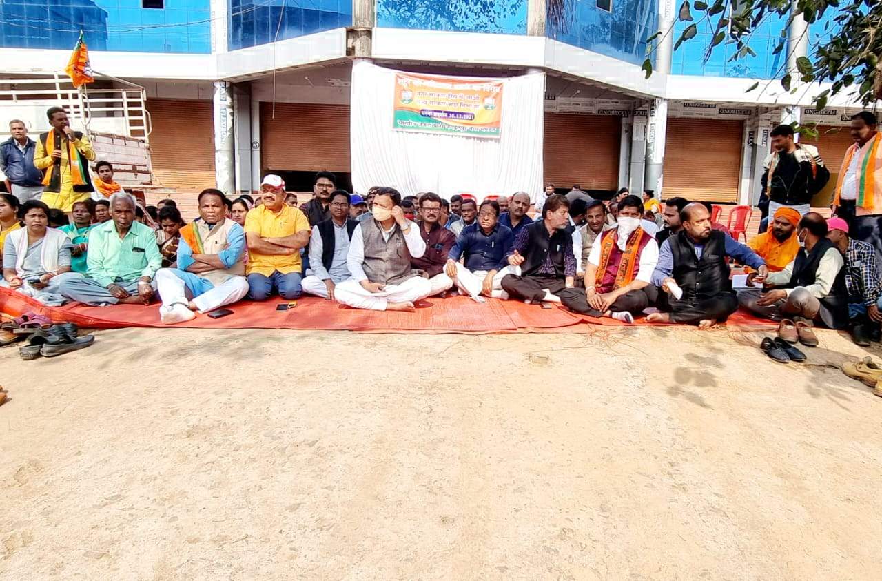 शराब दुकान खोलने के विरोध में भाजपा का धरना-प्रदर्शन, व्यापारी संघ ने भी दिया समर्थन