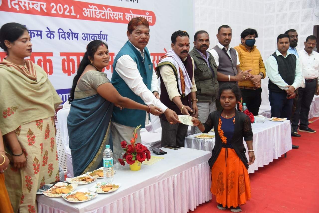 दृष्टिबाधित असीमा ने किया नृत्य, अनिल ने गाया गाना