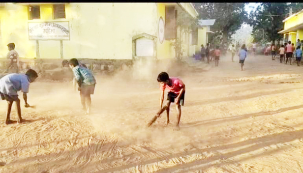 कलम की जगह बच्चों के हाथों में झाड़ू...