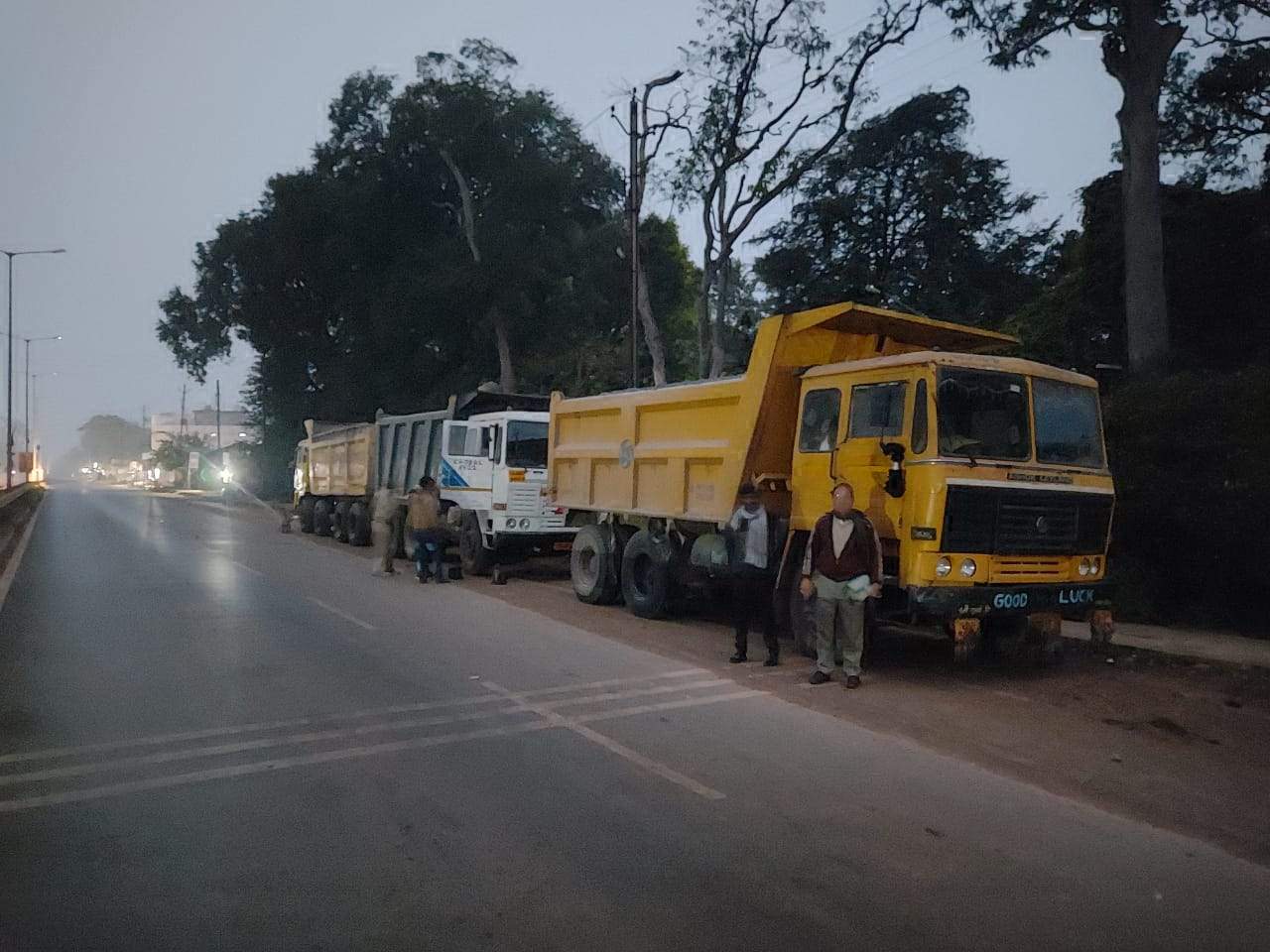 चूना पत्थर-रेत का अवैध परिवहन करते 6 वाहन जब्त