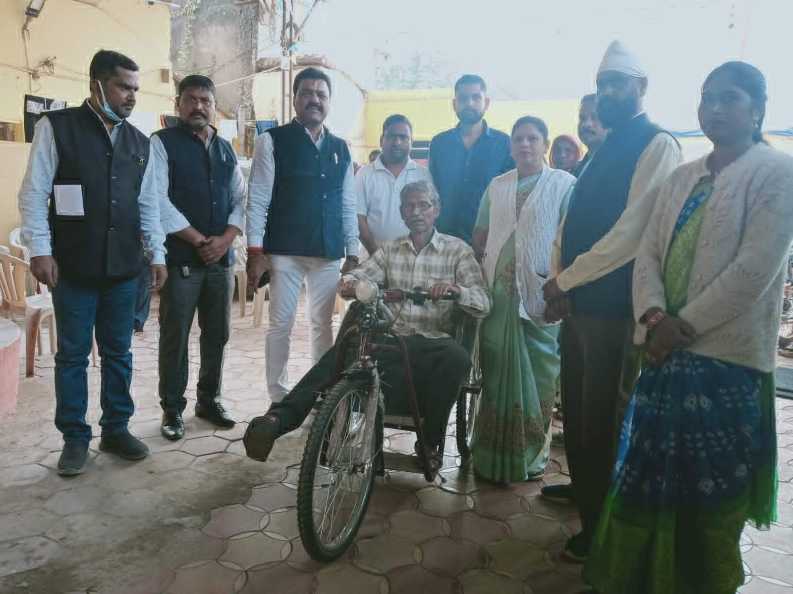  रेखचंद ने दिव्यांग बुजुर्ग को दिया बैटरी चालित ट्राय साइकिल