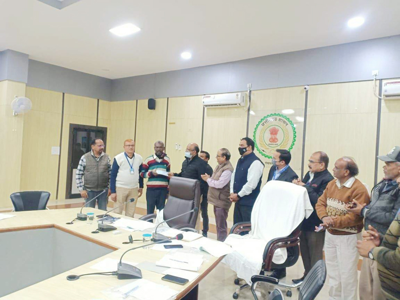 बैंकर्स की बैठक में नरेश को मिला दो लाख का इंश्योरेंस क्लेम बैंकर्स की बैठक में नरेश को मिला दो लाख का इंश्योरेंस क्लेम