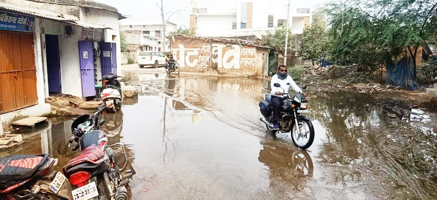 निकासी बंद, सडक़ पर नाली का पानी बह रहा