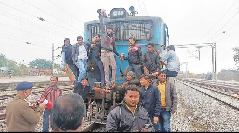 कोमाखान स्टेशन में लोकल व एक्सप्रेस ट्रेनों के स्टॉपेज की मांग को लेकर आंदोलन कोमाखान स्टेशन में लोकल व एक्सप्रेस ट्रेनों के स्टॉपेज की मांग को लेकर आंदोलन