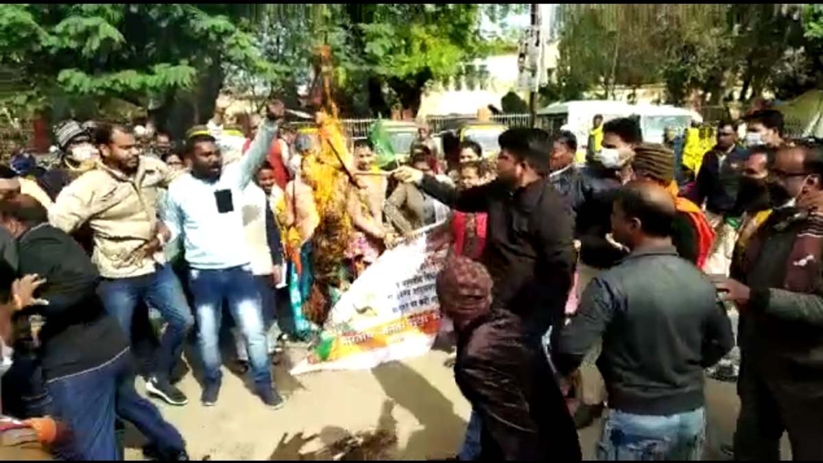 भाजपा ने स्वास्थ्य मंत्री व विधायक का पुतला फूंका भाजपा ने स्वास्थ्य मंत्री व विधायक का पुतला फूंका
