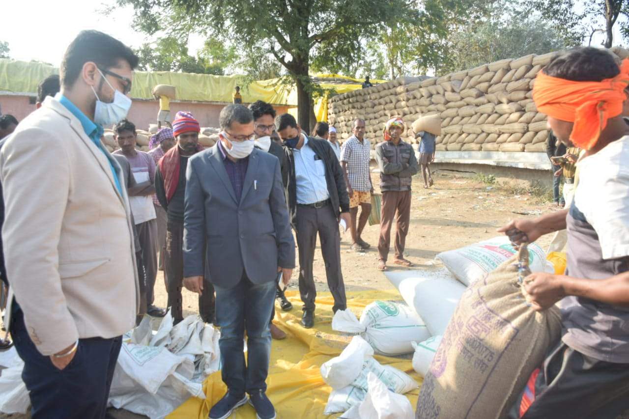 लापरवाही पर पटवारी को नोटिस, रकबा समर्पण में तेजी लाने के निर्देश