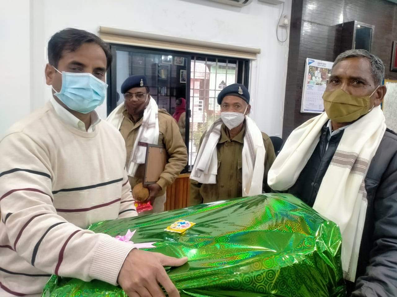 एसपी ने सेवानिवृत्ति कर्मियों को शॉल-श्रीफल देकर किया सम्मानित