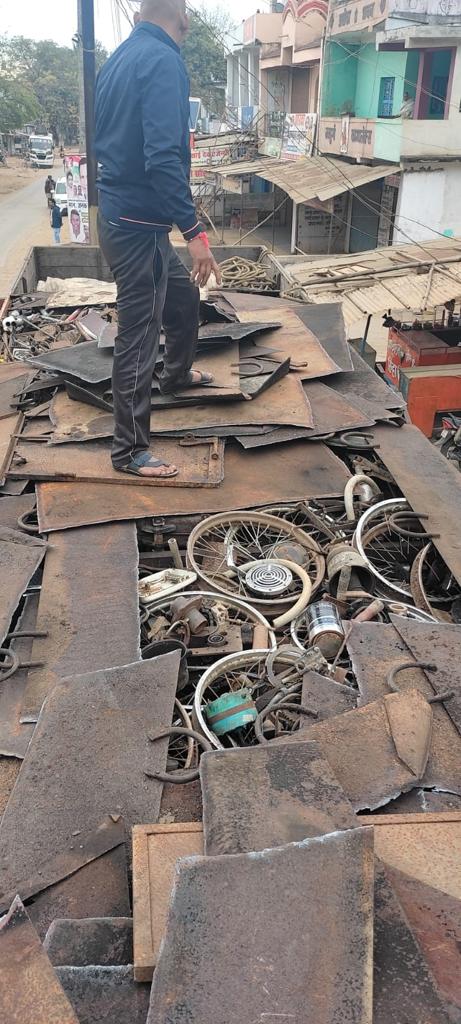 ओडिशा से लाखों के अवैध कबाड़ लेकर आ रहा ट्रक समेत चालक गिरफ्तार