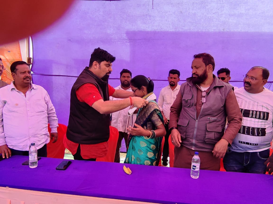 भाजपा समर्थित सरपंच व 9 पंच सहित डेढ़ सौ से अधिक कार्यकर्ताओं ने हाथ थामा