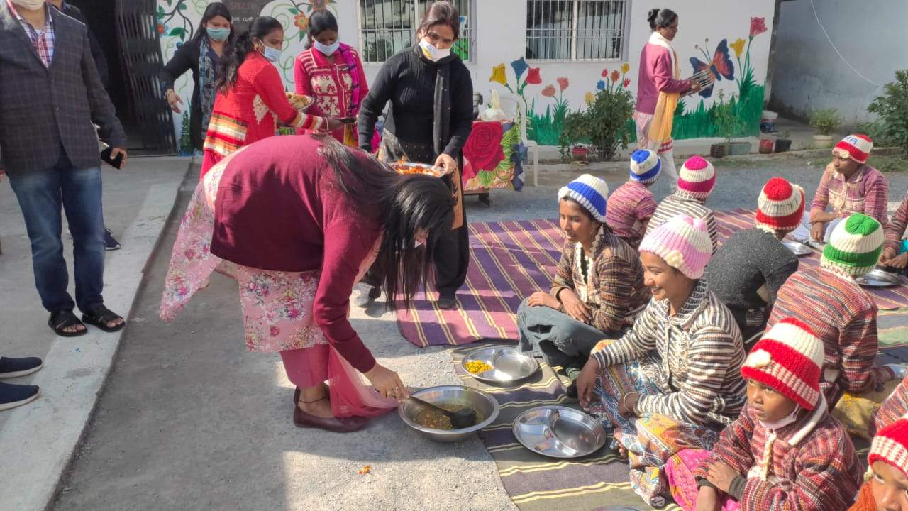 बालिका गृह के बच्चों को खाना खिलाकर ऑफिसर क्लब के सदस्यों ने की नववर्ष की शुरुआत