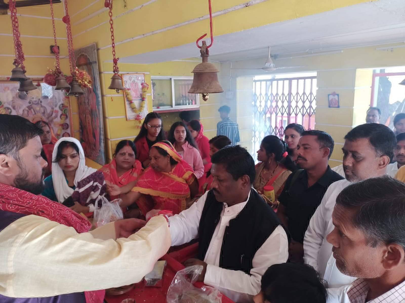 मंदिरों में नए साल पर मत्था टेका पिकनिक स्पॉट रहे गुलजार