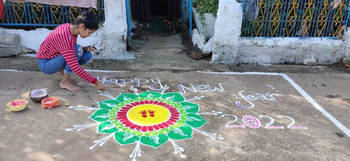 रंगोली बनाकर नए साल का स्वागत