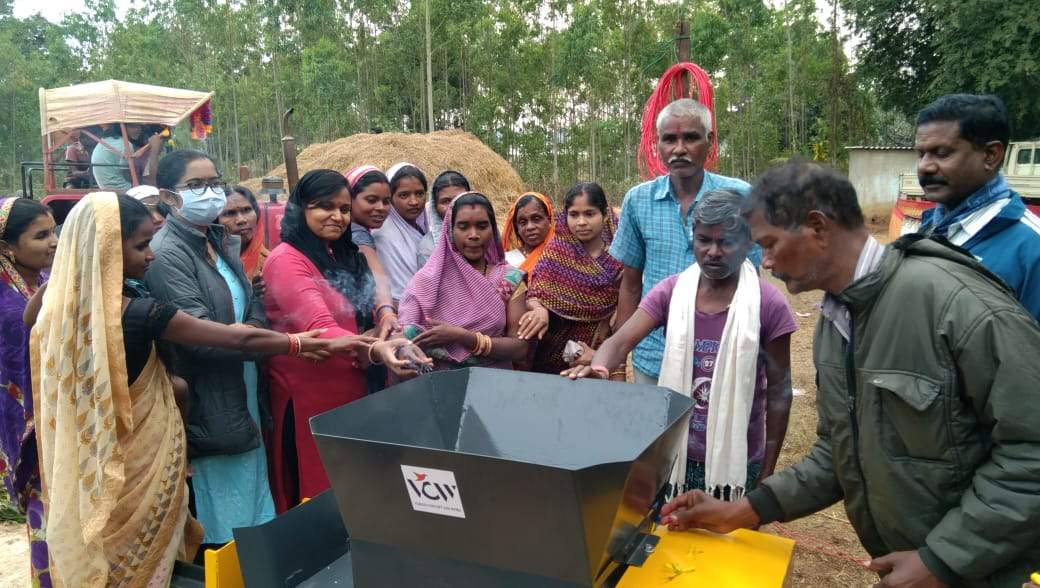 समूह की महिलाओं को दी साइलेज बनाने की मशीन