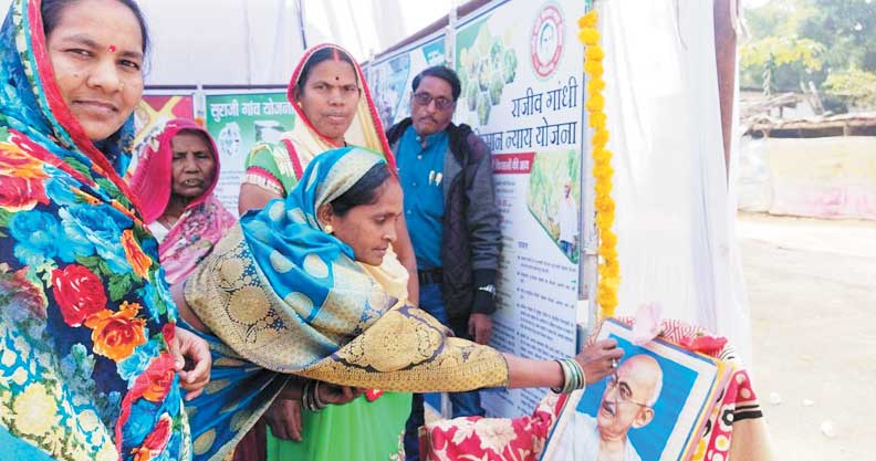 हाटबाजार में लगी फोटो प्रदर्शनी, ग्रामीणों ने जाहिर की खुशी हाटबाजार में लगी फोटो प्रदर्शनी, ग्रामीणों ने जाहिर की खुशी