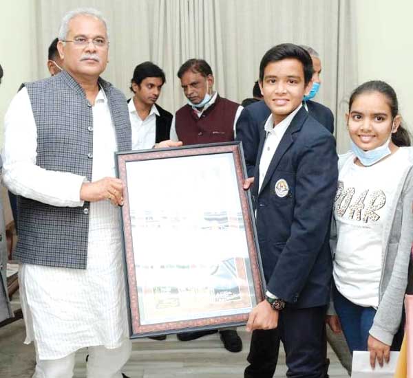   छात्र आदित्य चौरसिया की अक्षय ऊर्जा पर बनाई पेंटिंग राष्ट्रीय स्तर पर हुई चयनित-पुरस्कृत 