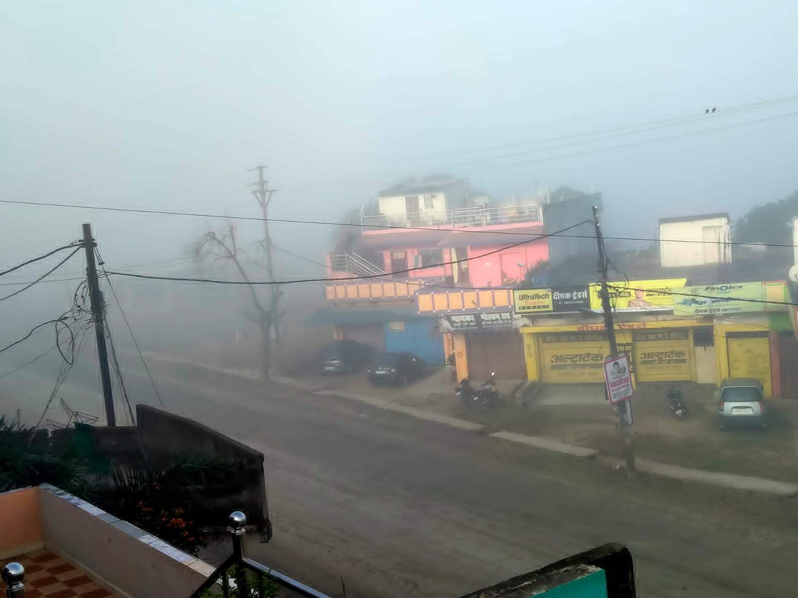 घने कोहरे के आगोश में सरगुजा, ठंड से ठिठुरे लोग