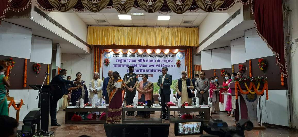 कोदो कुटकी प्रसंस्करण के महिला समूह राज्यपाल से सम्मानित