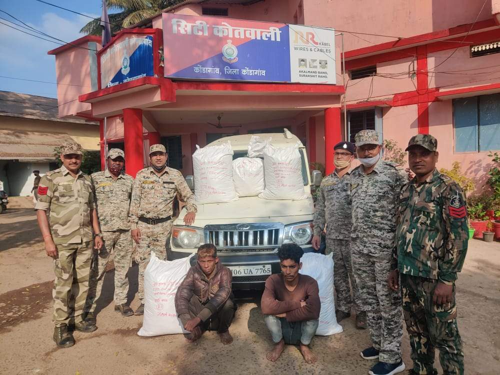 पुलिस ने 100 किलो गांजा के साथ तस्कर को पकड़ा