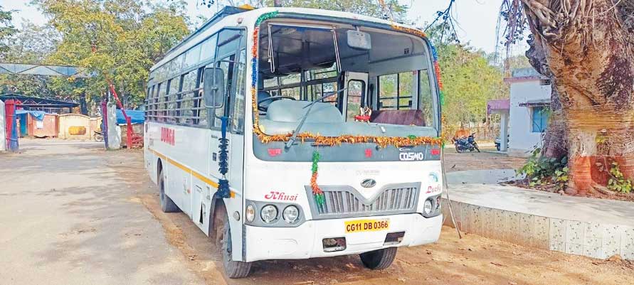 स्टैंड में खड़ी बस चोरी, पेड़ से टकराई तो पकड़ाए चोर स्टैंड में खड़ी बस चोरी, पेड़ से टकराई तो पकड़ाए चोर