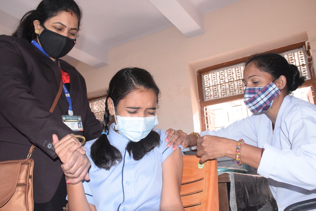 15 से 18 वर्ष के स्कूली विद्यार्थियों से शुरू हुआ बच्चों का टीकाकरण