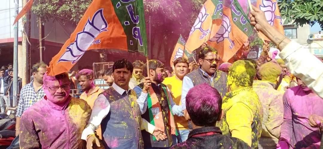 कांग्रेस में जंग, भाजपा में जश्न कांग्रेस में जंग, भाजपा में जश्न