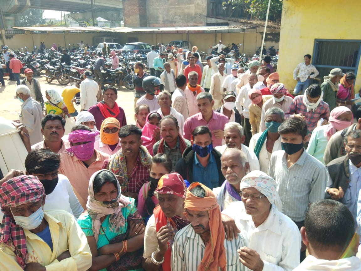 सम्मान निधि की राशि लेने कोरोना से बेखौफ किसानों की भीड़ उमड़ी
