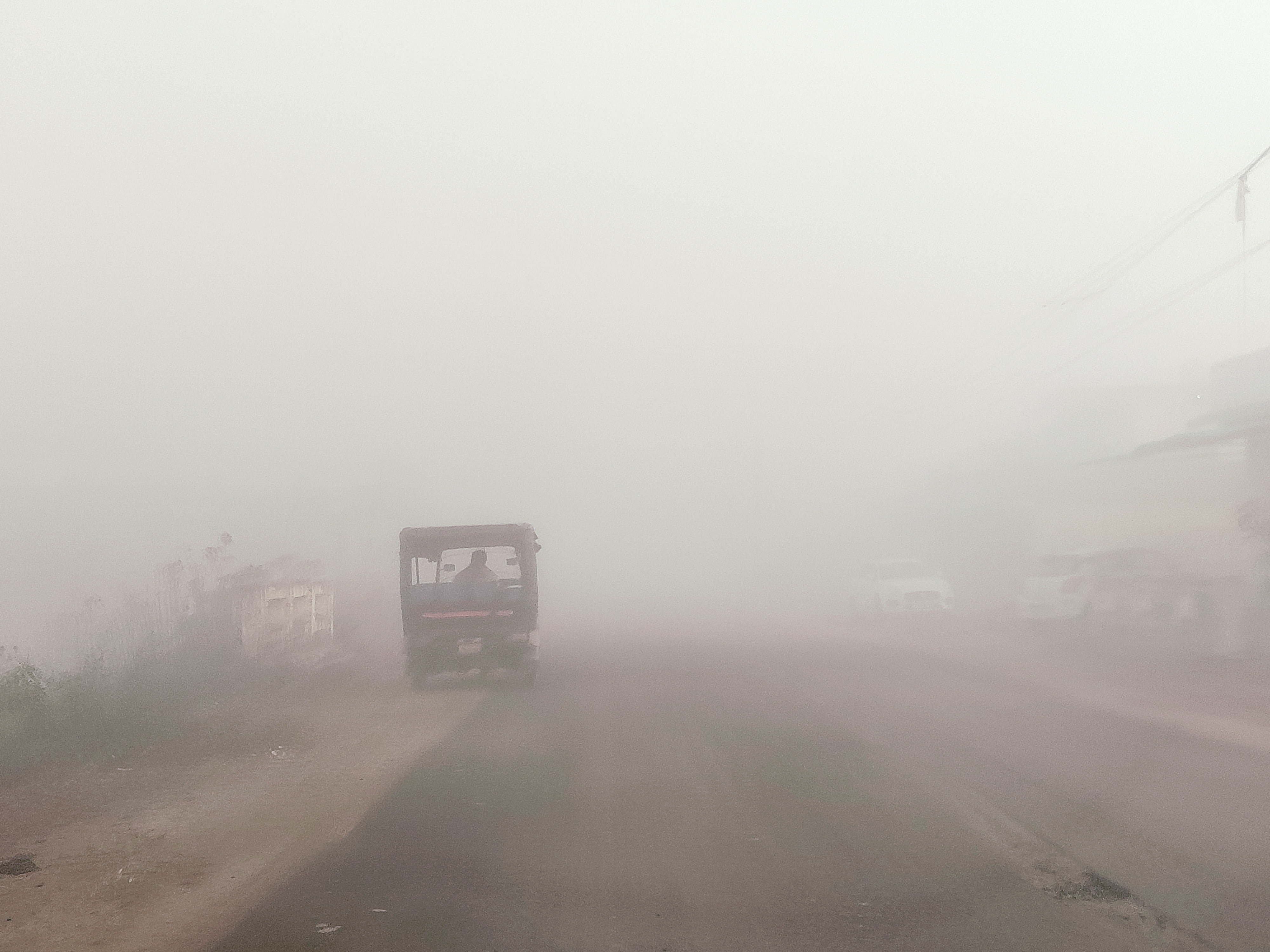 घना कोहरा छाया रहा, गाडिय़ों की गति रही धीमी घना कोहरा छाया रहा, गाडिय़ों की गति रही धीमी