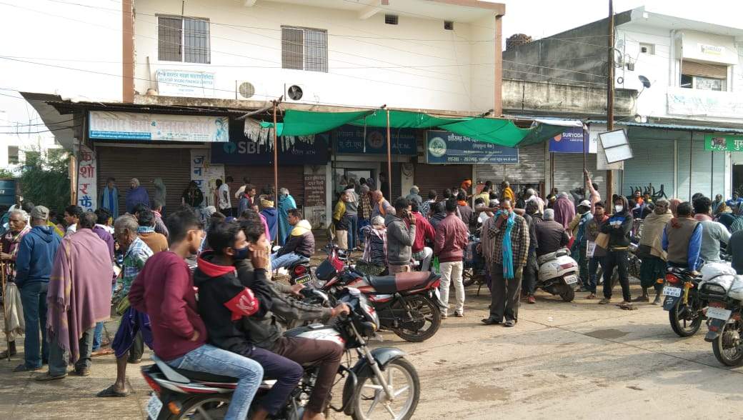 बादल छंटे तो तीन डिग्री गिरा तापमान, दोपहर में भी बढ़ी ठंड