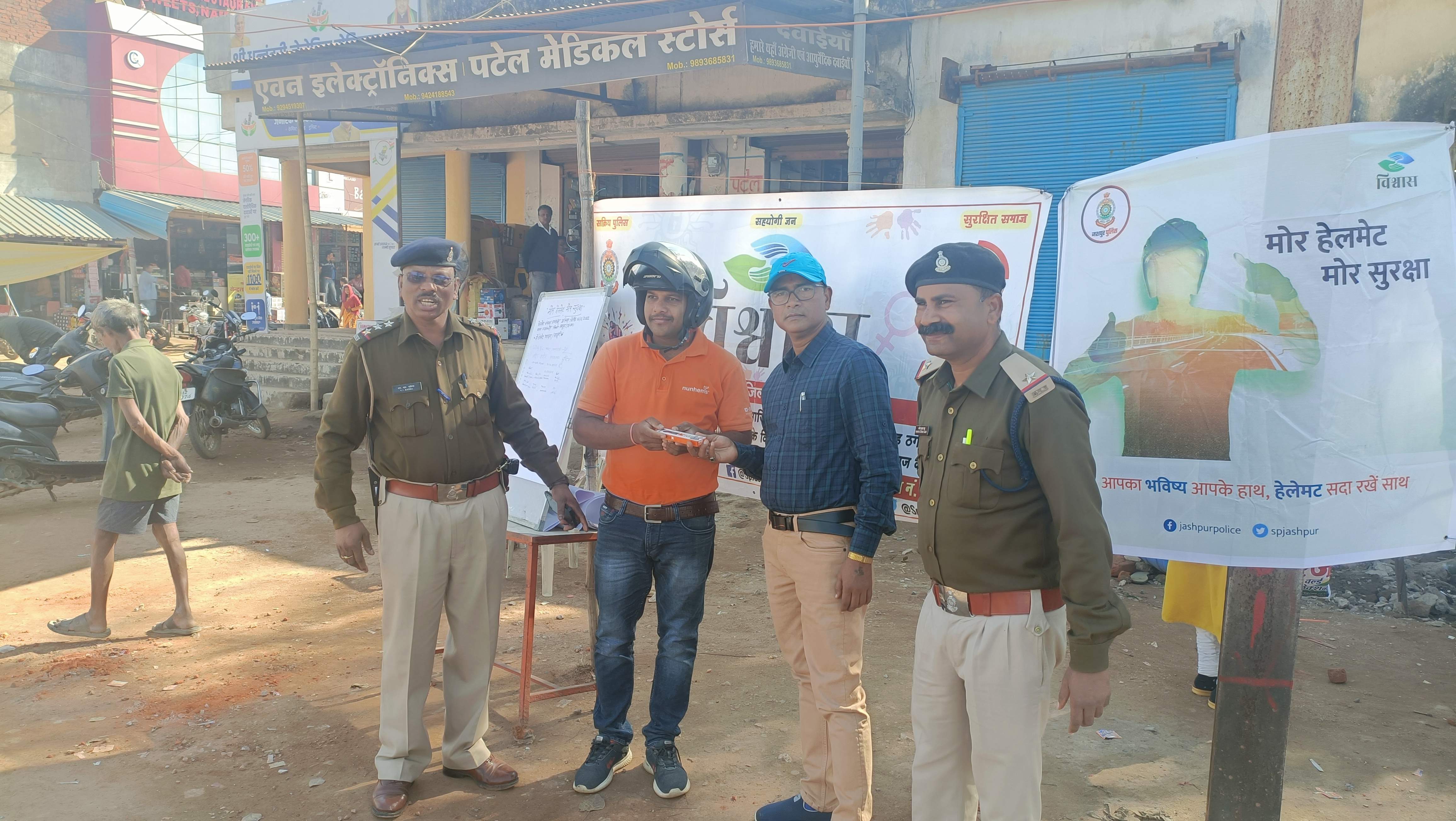 हेलमेट पहनने वालों को पुलिस ने दिया उपहार