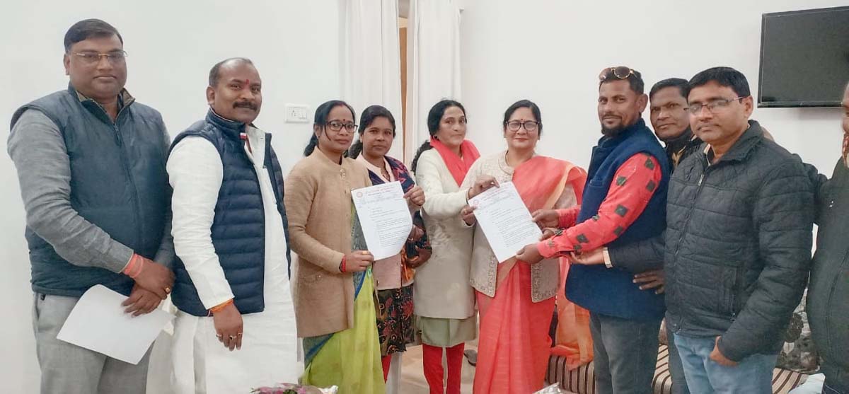 मांगों को लेकर शिक्षक संघ ने सौंपा ज्ञापन मांगों को लेकर शिक्षक संघ ने सौंपा ज्ञापन