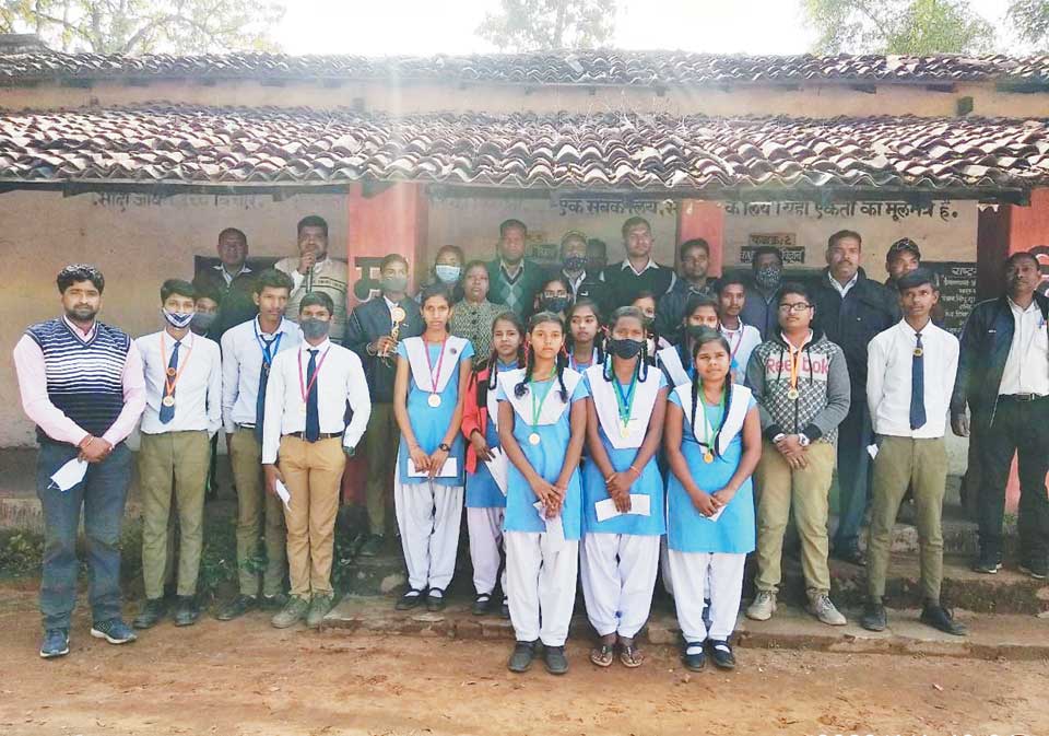  उमेश्वरी-मुस्कान ने मारी बाजी नवापारा टेण्डा स्कूल में सामान्य ज्ञान स्पर्धा