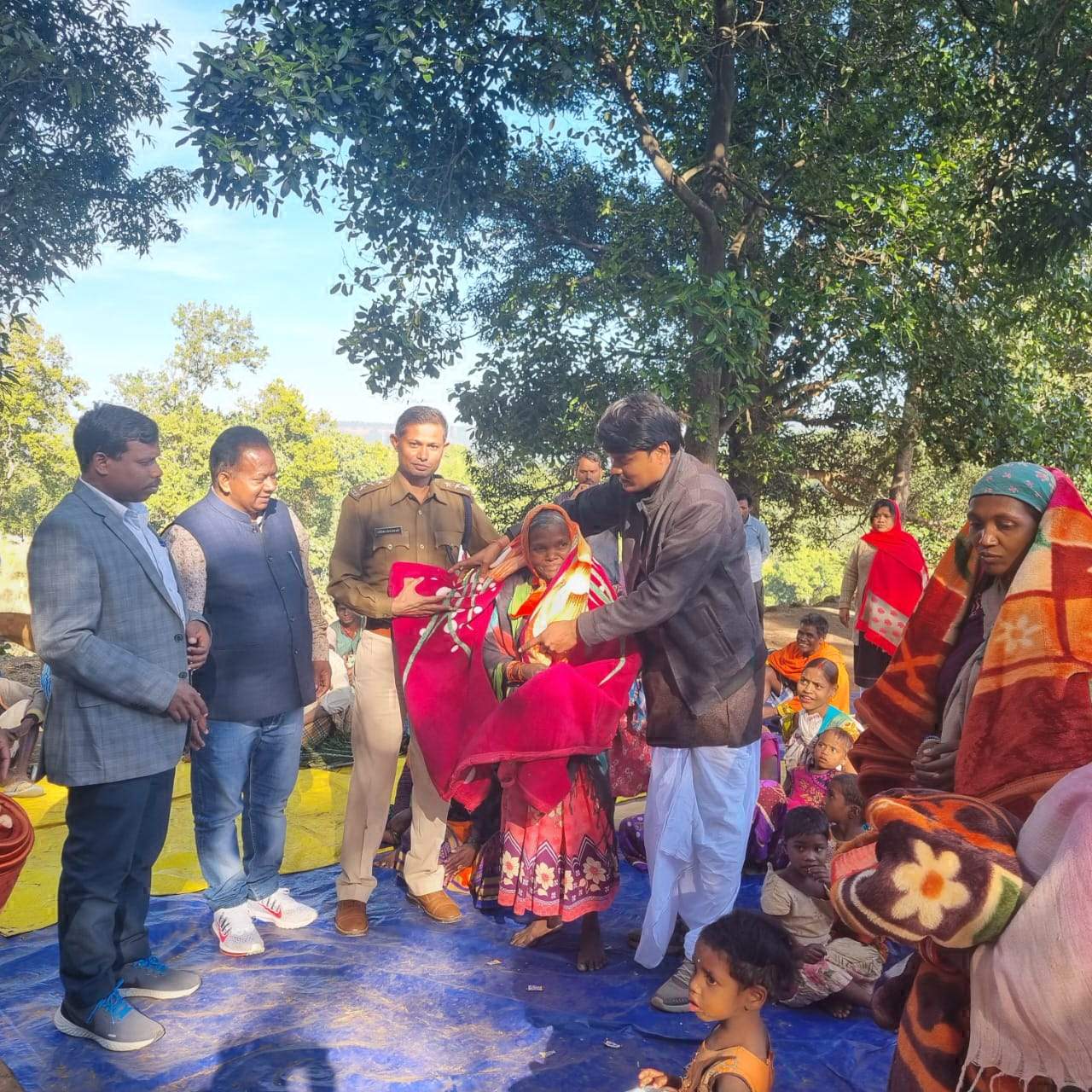 कुसमी में किए जा रहे कार्यों को एसडीओपी ने ग्रामीणों के बीच किया साझा