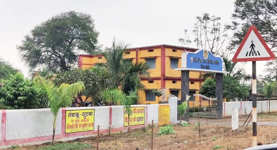 खड़सा में किसान के ब्यारे का दीवार तोडक़र घुसा टस्कर एमई 5  उत्पात मचाया, धान की ढेरी को नुकसान पहुंचाया