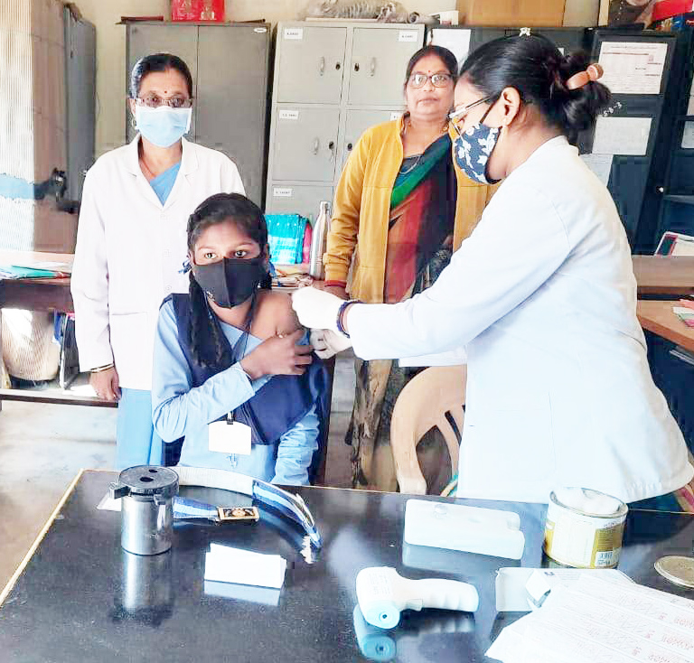 15 से 18 वर्ष आयु के बच्चों ने उत्साह से लगवाया टीका 15 से 18 वर्ष आयु के बच्चों ने उत्साह से लगवाया टीका